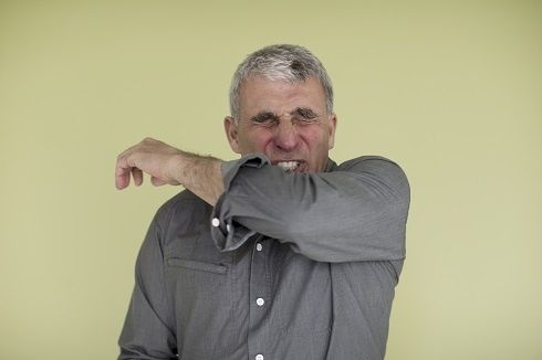Astma-Allergi Danmark skyder kampagnen Snot or not i gang i dag på Højbro Plads i København. På billedet er det tv-vært og foredragsholder Thomas Uhrskov, der viser sit nys. Foto: Thomas Kjeldsen