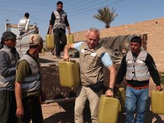 Kim Hartzner fra Mission Øst læsser petroleum af lastbil til hjemvendte irakere, så de kan lave mad og hold varmen.