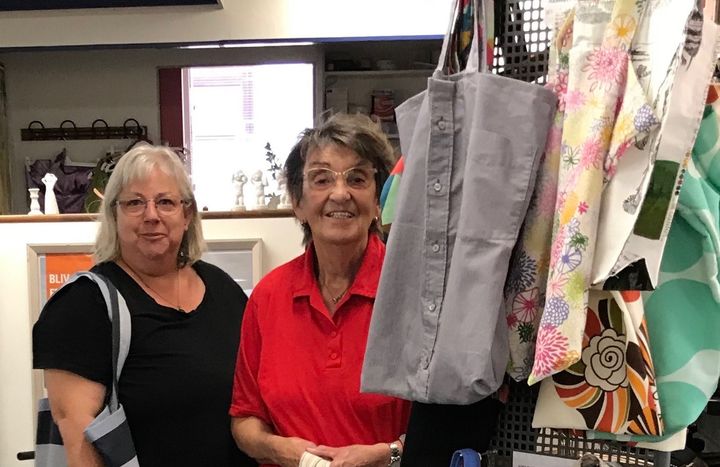 Conny Jensen (t.v.) og Ida Sørensen (t.h.) laver muleposer ud af tøj og stofrester, som de sælger i Blå Kors' genbrugsbutik.