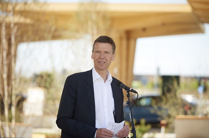 Jesper Hjulmand, adm. direktør, ved indvielsen af Danmarks største lynladestation til elbiler ved Odense 2. maj 2022