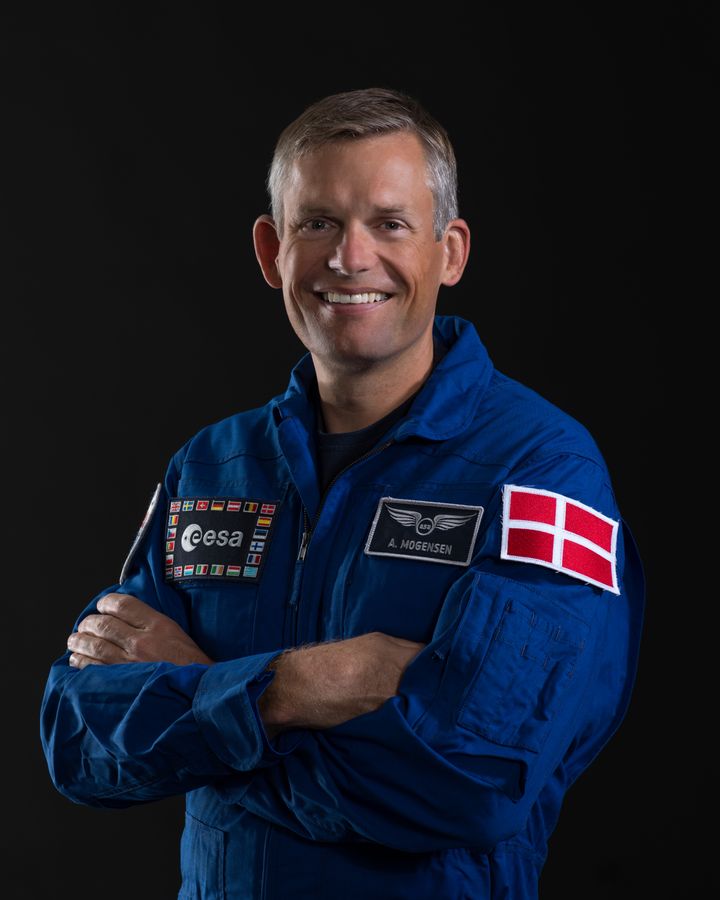Den danske ESA astronaut Andreas Mogensen i sit blå flight suit med det danske flag. FOTO: NASA