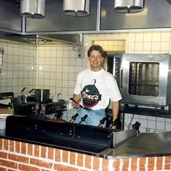 John Henriksen stod selv bag grillen, da den første Bone's-restaurant åbnede i 1990. Foto: PR