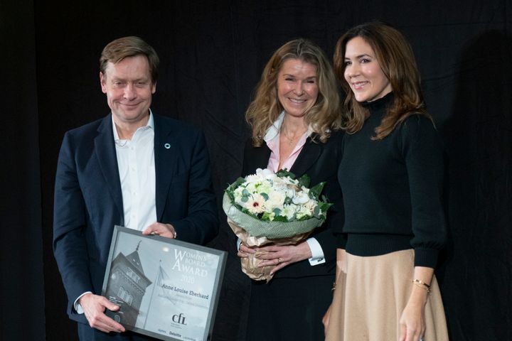 Juryformand Thomas Thune Andersen, prisvinder Anne Louise Eberhard, Hendes Kongelige Højhed Kronprinsesse Mary. Foto: Joakim Møller.