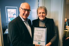 Marie Juhl, Agerskov, modtog anerkendelsen fra GF Forsikring for sin hjælpsomhed, bl.a. med at køre de ældre, der har behov.