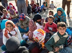Disse familier flygtede til fra IS-områder og ankom til en flygtningelejr i Kirkuk sidste år, netop som Mission Øst uddelte fødevarer og hygiejneudstyr.
