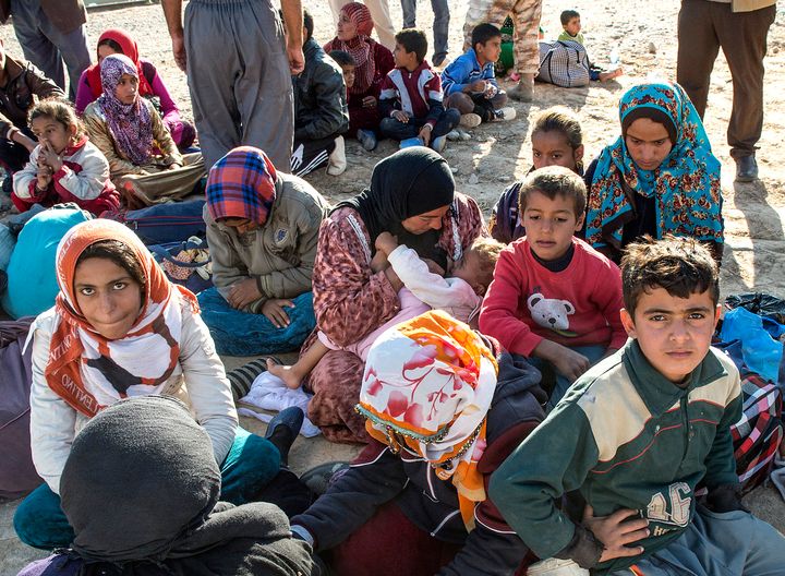 Disse familier flygtede til fra IS-områder og ankom til en flygtningelejr i Kirkuk sidste år, netop som Mission Øst uddelte fødevarer og hygiejneudstyr.