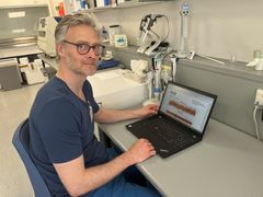 Læge Torben Mikkelsen fra Børn- og unge kigger på en DNA-sekventering fra Molekylærmedcinsk afdeling på Aarhus Universitetshospital.