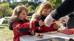 Frederikssund Museum, Færgegården, gentager successen fra efterårsferien 2020 og giver denne sommer flere familier mulighed for at røre, prøve, lugte, se og smage sig gennem fjordens kulturhistorie. Foto: ROMU/Daniel T. N. Rasmussen.