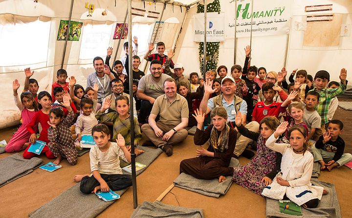 Udenrigsordfører Michael Aastrup Jensen (V) og generalsekretær Kim Hartzner sammmen med yezidibørn på Sinjar-bjerget, som får psykisk førstehjælp på Mission Østs center.
