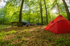 Lørdag den 25. maj 2019 inviterer spejdergrupper over hele landet til 'Sov Ude'. Læs mere på sovude.dk.