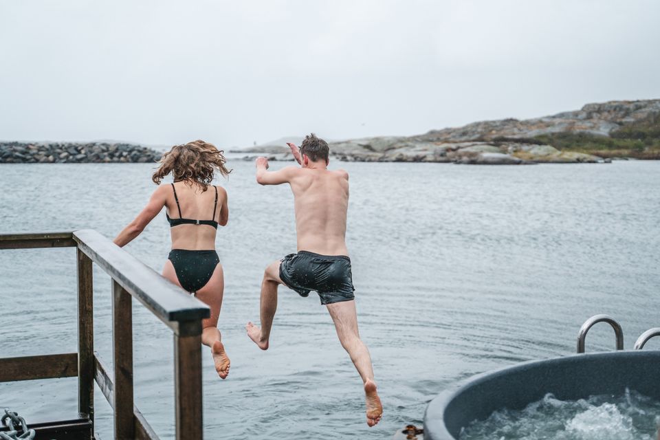 Par på vej i vandet ved Kajkanten