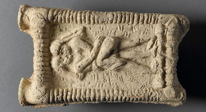Babylonsk lerfigur, der viser et par dyrke sex og kysse. Dateret til 1.800 f.v.t. © The Trustees of the British Museum, CC BY-NC-SA 4.0. Ikke til kommerciel brug.