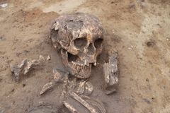 Under udgravningerne stod arkæologerne ansigt til ansigt med oldtidens mennesker igennem begravelserne. Næsten 100 grave blev udgravet langs de nye veje, langt de fleste fra romersk jernalder (1-375 e.Kr.). Foto: Amanda Sjöbeck, ROMU.