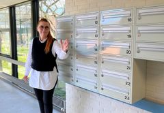 Helle Kristoffersen, afdelingsleder for Forsorgshjemmet Næstved, viser de nye postkasser frem, der skal være med til at forberede beboerne på at bo i eget hjem.