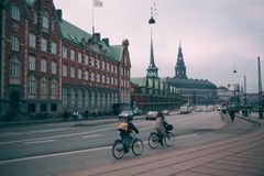 Cyklister ved Børsen i København. Fotokredit Pexels-maria-orlova-4947124