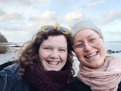 Karoline Blok Jakobsen og hendes veninde Eva er frivillige i Blå Kors, hvor de arrangerer aktiviteter for børn.