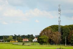 Telia og Telenor ejer hver 50% af TT-Netværket, der er Danmarks største mobilnet med mere end 4.300 antennepositioner. Med de nye frekvenser fortsætter vi udviklingen og fremtidssikringen af det landsdækkende mobilnetværk.