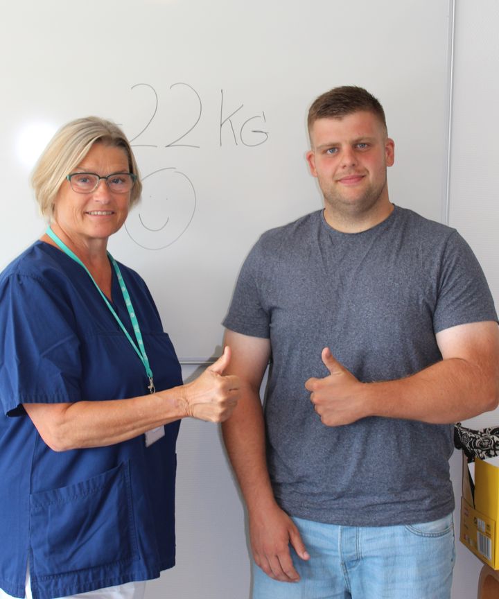 Nicklas Hildebrand Thun (th.) har med hjælp fra blandt andet diætist Charlotte Tønnes Jensen tabt 22 kilo på tre måneder. Foto: PR