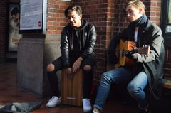 Elever spiller musik på Hovedbanegården i København for at tjene penge til Dagsværkdagen.