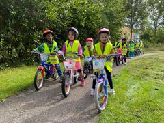 Ti små cyklister ... Børn fra Dalens Børnehus ventede spændt på at komme i gang med cykelleg. (Foto: GF Fonden)