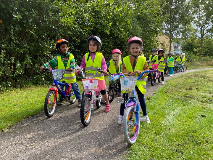Ti små cyklister ... Børn fra Dalens Børnehus ventede spændt på at komme i gang med cykelleg. (Foto: GF Fonden)