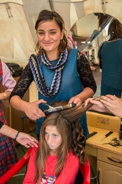 Den 14-årige yezidi-pige Fasa lærer at klippe og sætte flotte frisurer på Mission Østs ungdomscenter på Sinjar-bjerget. Foto: Peter Eilertsen for Mission Øst.