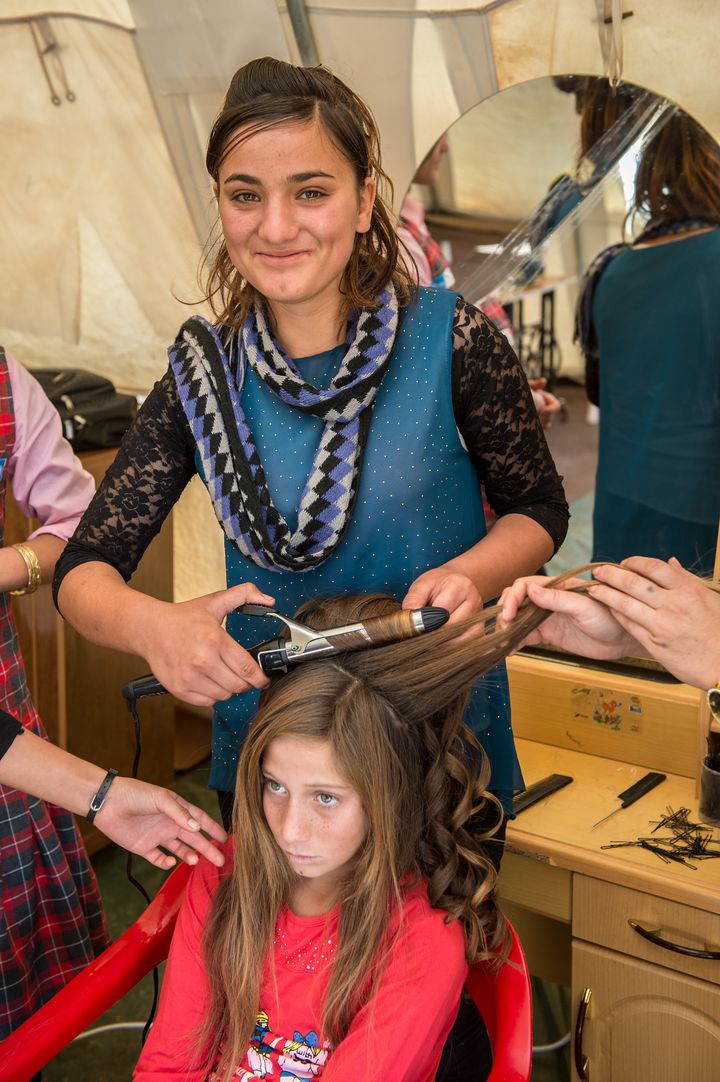 Den 14-årige yezidi-pige Fasa lærer at klippe og sætte flotte frisurer på Mission Østs ungdomscenter på Sinjar-bjerget. Foto: Peter Eilertsen for Mission Øst.