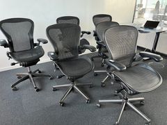 Herman Miller Aeron stolen er en fremragende kontorstol med en unik kombination af komfort, funktionalitet og et stilfuldt design