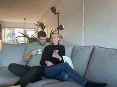 ROBIN OG EVA TJEKKER STATUS: Appudvikleren Robin Havre (36) og sin kæreste Eva Michelet Berntsen (31) tjekker i appen, hvem der har lavet mest husarbejde.