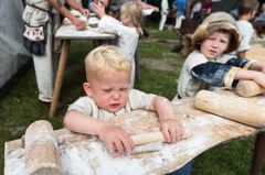 Vikingeaktiviteter for børn og voksne på Moesgaard Vikingedage. Foto Moesgaard Museum