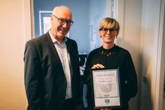 Mette Marie Schmidt, Arrild, modtog anerkendelsen fra GF Forsikring for sit kæmpe arbejde  for foreningslivet i lokalsamfundet.