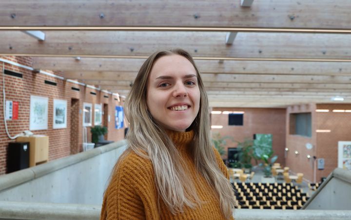 Victoria Kortegaard Allerslev er en af de frivillige studerende fra socialrådgiveruddannelsen på UC SYD i Esbjerg, der hver torsdag giver gratis, anonym vejledning på Hovedbiblioteket i Esbjerg. Foto: UC Syd