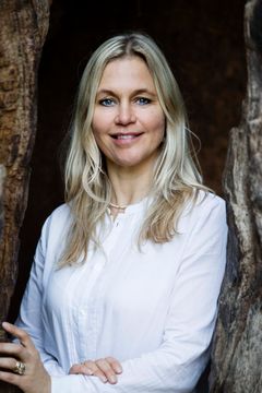 Rikke Rosengren er steiner-pædagog, forfatter og leder af Børneøen Bonsai gennem over 20 år. Med forlaget Blue Pearl Books vil hun hjælpe forældre til mere højtlæsning der skaber trivsel hos børn