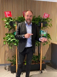 Mads Nygaard er en stolt direktør for Louis Nielsen. Her holder han prisen som Danmarks bedste arbejdsplads for unge i 2022. Foto: PR