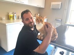 Finder Morten Johnsen med den mishandlede kat, der nu er opkaldt efter ham.