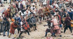 Vikinge reeanctors fra forskellige lande udkæmpe 'Slaget om Trelleborg'