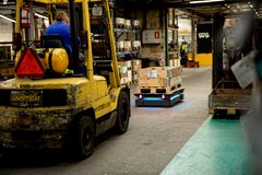 MiRs mobile robotter frigiver derved tid til medarbejderne, som kan udføre mere værdiskabende opgaver, og samtidig sikrer de også at produkter og dele altid leveres til tiden.