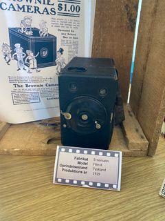 Det ældste kamera i udstillingen er produceret i Tyskland i 1919 og var simpelt, billigt og dermed til at få fingrene i for også almindelige familier. Foto: Lene Steinbeck /ROMU