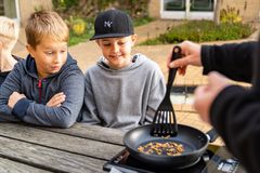 Så er der serveret. Var man på Mars, var det ikke utænkeligt at menuen ville bestå af ristede melorme. Det kan man få en smagsprøve på alle dage i efterårsferien kl. 11.30 og 14.30. Foto: Kasper Hornbæk