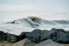 Robert Storm Rasmusen i bølgerne ud for Cold Hawaii. Foto : DSRF Arkivfoto