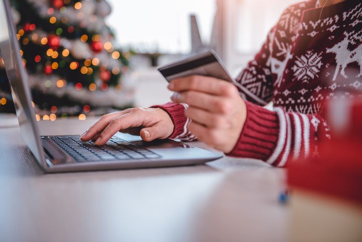 Der er flere forskellige grunde til, at danskerne vælger internet til i julejagten. Den største årsag til den stigende nethandel er, at de har opdaget fidusen i, at et enkelt klik kan spare dem mange penge i den dyre juletid.