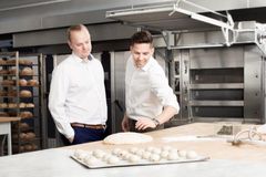 De to iværksættere Anders Høy  t.v. og Steffen Bagge har sammen med eksterne investorer stukket et millionbeløb i Smartbake.dk og har investeret i nye produktionsfaciliteter i Hasselager ved Aarhus. PR-foto: Christina Lykke.