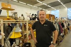 Genbrugsgaver er et hit under juletræet. Kunderne siger til vores personale, at de gerne vil finde noget unikt til den, der skal modtage gaven, fortæller direktør Morten Bøjland fra Kirppu, der driver 10 loppesupermarkeder over hele landet.