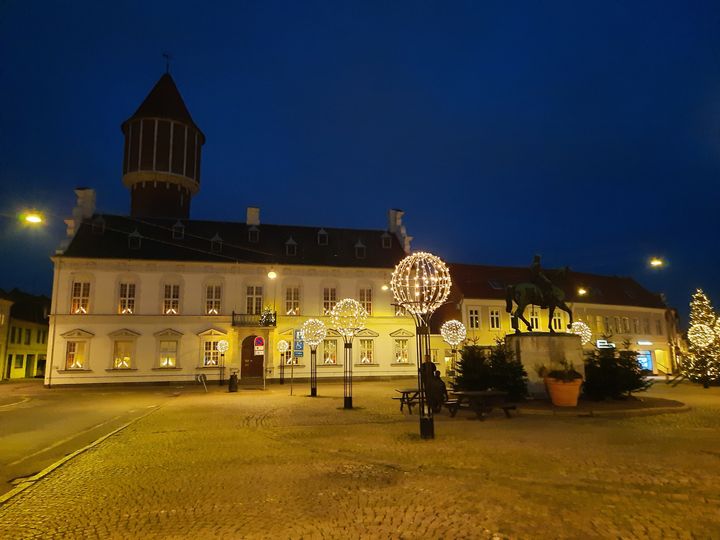 Det tidligere Nakskov Rådhus på byens torv, hvor statsinstitutionen Nota flyttede ind i 2019. Foto: Birgitte Romme Larsen, julen 2020