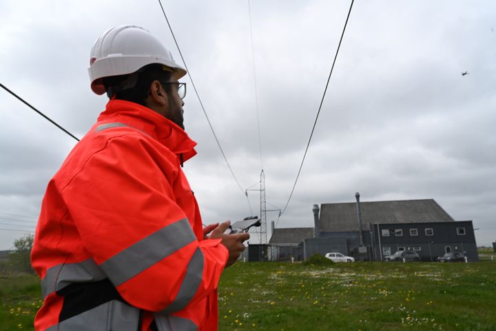 Researchers from the drone center at the University of Southern Denmark (SDU) have for the first time in the world succeeded in connecting a drone directly to a high-voltage line with 150,000 volts in a test in central Odense, where it has taken new energy for its battery from the line.