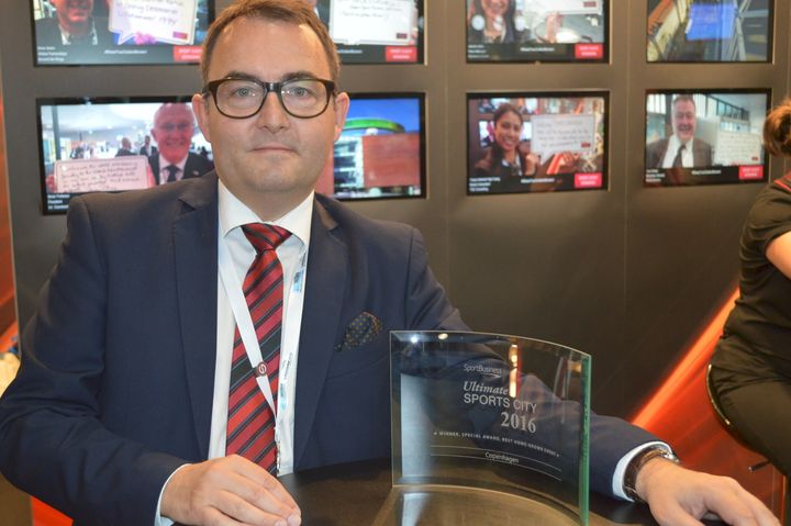 Lars Vallentin Christensen, ansvarlig for sportevents hos Wonderful Copenhagen, tog imod prisen på Københavns vegne.