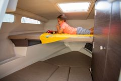 Med kahytplads til 2 voksne og 2 børn, er Bayliner VR6 Cuddy en særdeles familievenlig båd.