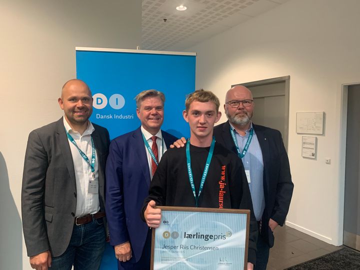 21-årige Jesper Riis Christensen modtog DI's LærlingePris 2021 på sin virksomhed John A. Laursen A/S onsdag aften. Fra venstre er det partner i John A. Laursen A/S Kristian Aarslev, næstformand i DI Sydøstjylland Lars Nonboe og yderst til højre mester John A. Laursen, der flankerer prisvinderen.