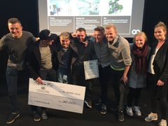 Køkkenchef Brian Mark fra Søllerød Kro sammen med sit jublende hold, da de vandt Årets ret med Gris 2016.