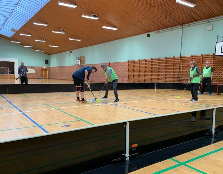 Freddie Frederiksen og holdkammeraterne gør klar til en floorballkamp i Ejegodhallen.